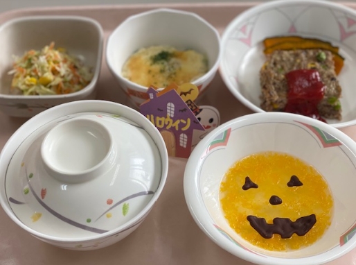 食事写真：かぼちゃスープにハロウィン飾り付けで楽しく